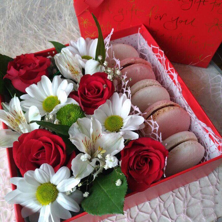 Цветы и макаронс в коробке «Красиво» купить в Екатеринбурге с доставкой
